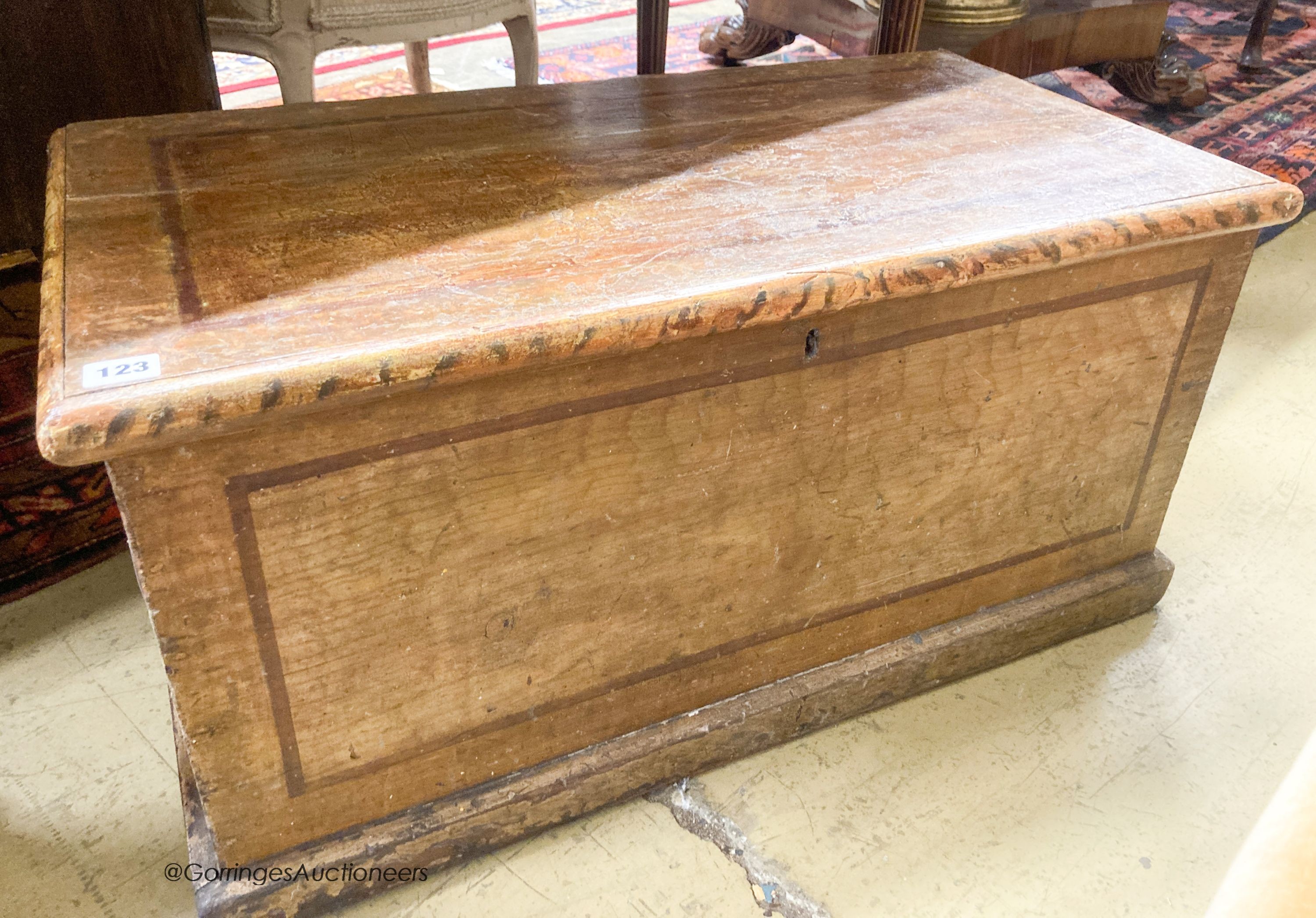 A Victorian grained pine trunk with painted grain, width 80cm, depth 41cm, height 39cm